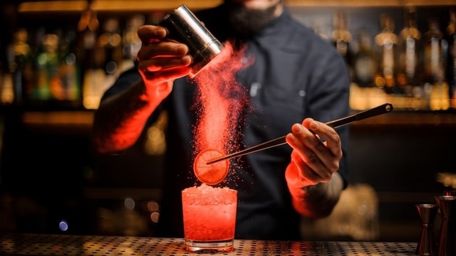 beda jauh sama bartender, ternyata ini adalah ciri-ciri dari mixologist